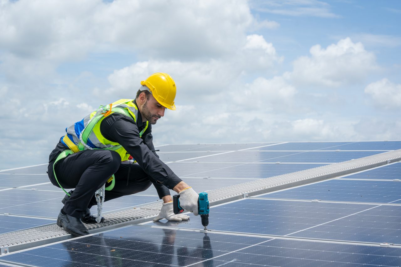 technician installation and maintenance electric system solar panel